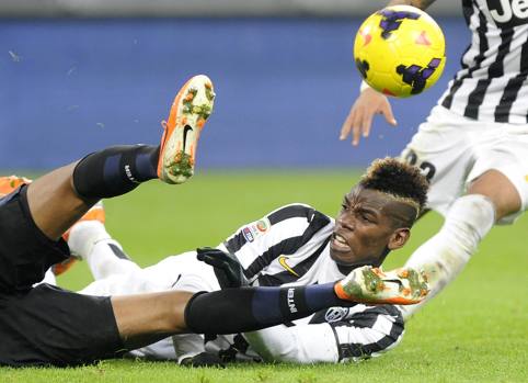 Si gioca in modo ruvido allo Juventus Stadium. A terra Pogba. Reuters